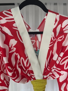 Imagen de Kimono Corto con Mangas Japonesas de Fibrana Estampado Rojo con bordes en seda VERANO 2024