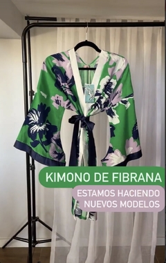 Kimono Corto con Mangas Japonesas de Fibrana Estampado Rojo con bordes en seda VERANO 2024 Verde Benetton