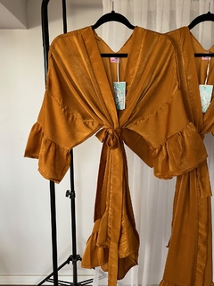 Kimono de seda gamuzada con volados Ocre