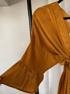 Kimono de seda gamuzada con volados Ocre - comprar online