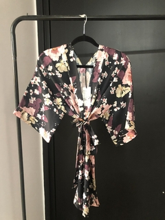 Kimono Corto de Seda Corte Clásico Negro Estampado Nueva Temporada Invierno 2024