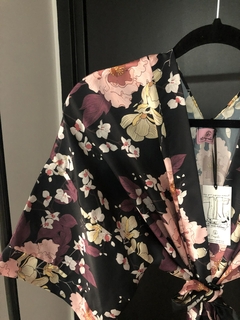 Kimono Corto de Seda Corte Clásico Negro Estampado Nueva Temporada Invierno 2024 - comprar online