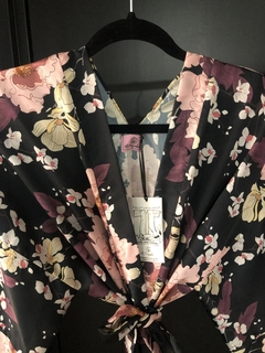 Kimono Corto de Seda Corte Clásico Negro Estampado Nueva Temporada Invierno 2024 en internet