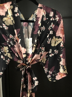 Kimono Corto de Seda Corte Clásico Negro Estampado Nueva Temporada Invierno 2024 - OhMagnoliaKimonos