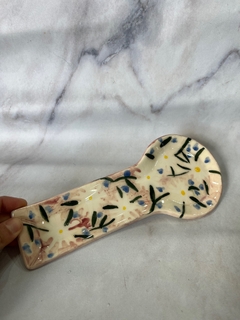 Apoya cuchara de cerámica con flores pintadas