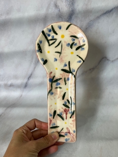 Apoya cuchara de cerámica con flores pintadas - comprar online