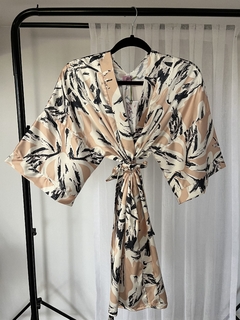 Kimono Corto de Seda Corte Clásico Estampado Nude