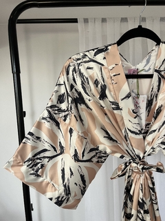 Kimono Corto de Seda Corte Clásico Estampado Nude - comprar online
