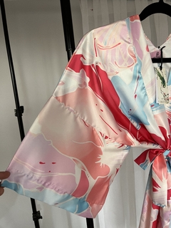 Imagen de Set de 3 Piezas: Conjunto Kimono (Bata) Musculosa Y Short de Seda Estampado Rosa