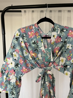 Kimono tipo vestido cruzado de fibrana con volados ideal para la playa o dias de calor en internet