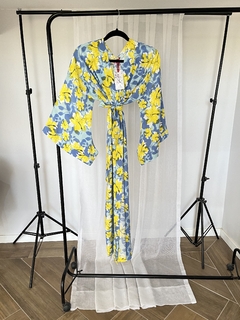 Kimono Largo con Mangas Japonesas de Fibrana Estampado Celeste con Amarillo VERANO 2024