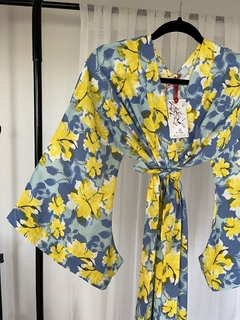 Kimono Largo con Mangas Japonesas de Fibrana Estampado Celeste con Amarillo VERANO 2024 en internet