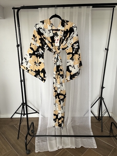 Kimono Largo con Mangas Japonesas de Fibrana Estampado Negro con blanco y cremita VERANO 2024