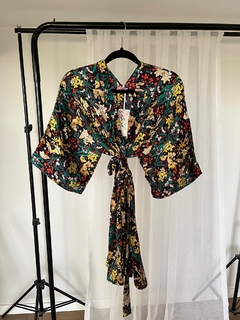 Kimono Corto de Seda Corte Clásico Negro Estampado Flores Liberti