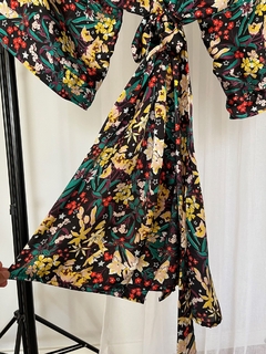 Kimono Corto de Seda Corte Clásico Negro Estampado Flores Liberti - tienda online
