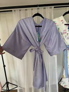Kimono estilo Bata Corto de Saten Corte Clásico Color Lila COLOR DE TENDENCIA