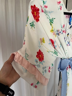 Kimono Corto de Crepe Corte Clásico Estampado Flores Liberti con volados SUPER NAIF - comprar online