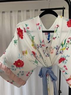 Kimono Corto de Crepe Corte Clásico Estampado Flores Liberti con volados SUPER NAIF en internet