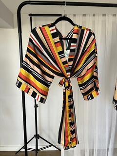 Kimono Corto de Seda Corte Clásico Negro Rayado Nueva Temporada Invierno 2024 - tienda online
