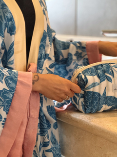 Imagen de Kimono Largo con Mangas Japonesas de Seda Estampado Azul y Blanco Nueva Temporada Invierno 2024