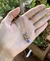 Colar longo mini medalha São Bento pedras cristais coloridas na internet