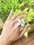 Anel flor esmaltada branca miolo bolinhas e pérolas Shell banho ouro na internet