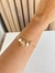Bracelete abertura tipo mola pingentes pérolas barrocas e coração olho grego - comprar online