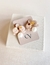 Brinco flor orquídea esmaltada perolada pingente pérola em banho ouro - comprar online