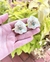 Brinco flor resinada off white bugs (inseto) cravejado e pedra cristal na internet