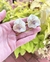 Brinco flor resinada off white bugs (inseto) cravejado e pedra cristal - Clícia Vecchi Semijoias 