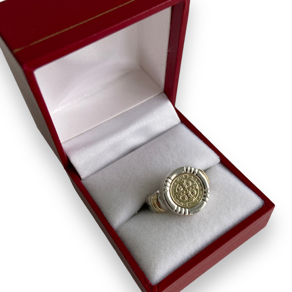 Anillo san benito plata y oro hotsell