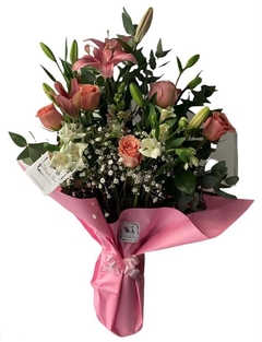 Deslumbrantes lilium con rosas rosadas (CON FLORERO DE REGALO)