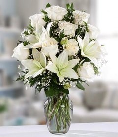 arreglo floral bouquet de lilium lirios de y rosas blancas con florero de regalo