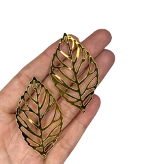 Aplique/pingente folha de metal vazada G (100 unid.) - Dourada