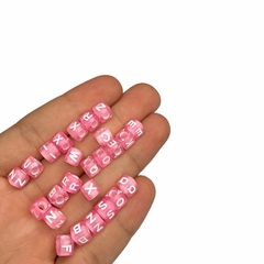 Miçanga - Dado translúcido rosa com letras brancas (50 gramas) - 6mm
