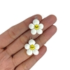 Pingente florzinha branca (3 unid.) Resina