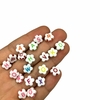 Miçanga - Florzinha branca com letras coloridas (50 gramas) - 9mm