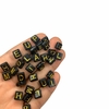 Miçanga entremeio plaquinha preta com letras douradas - 8mm (25 gramas)