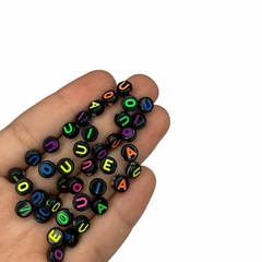 Miçanga - Bolinha plana preta com vogais coloridas (25 gramas) - 7mm