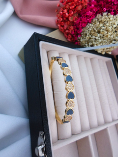 Bracelete Bijuteria Linha Luxo Corações Dourado com Azul Strass #PB0301388