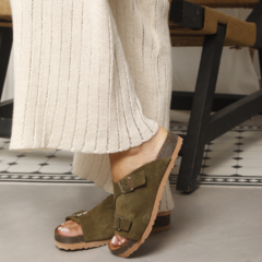 Sandalias Birks Kari Verde con hebillas, ideales para primavera y verano.