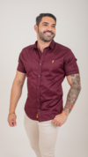 CAMISA ACETINADA VINHO GOLA ITALIANA MANGA CURTA