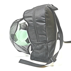 Mochila com tela para carregar bola. Lembrancinha personalizada futebol na internet