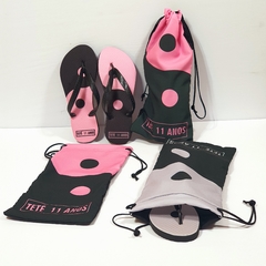 kit saquinho + chinelo no tema preto e rosa lembrancinha para festa infantil - loja online