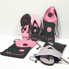 Imagem do kit saquinho + chinelo no tema preto e rosa lembrancinha para festa infantil