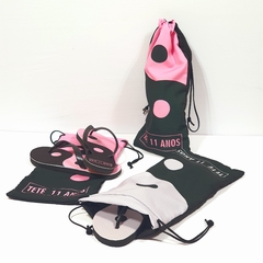 kit saquinho + chinelo no tema preto e rosa lembrancinha para festa infantil - comprar online