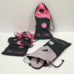 kit saquinho + chinelo no tema preto e rosa lembrancinha para festa infantil na internet