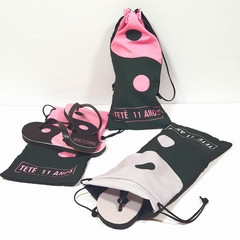 kit saquinho + chinelo no tema preto e rosa lembrancinha para festa infantil - Festa das Lembrancinhas