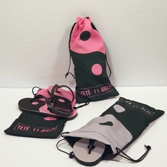 kit saquinho + chinelo no tema preto e rosa lembrancinha para festa infantil - loja online