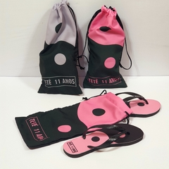 kit saquinho + chinelo no tema preto e rosa lembrancinha para festa infantil